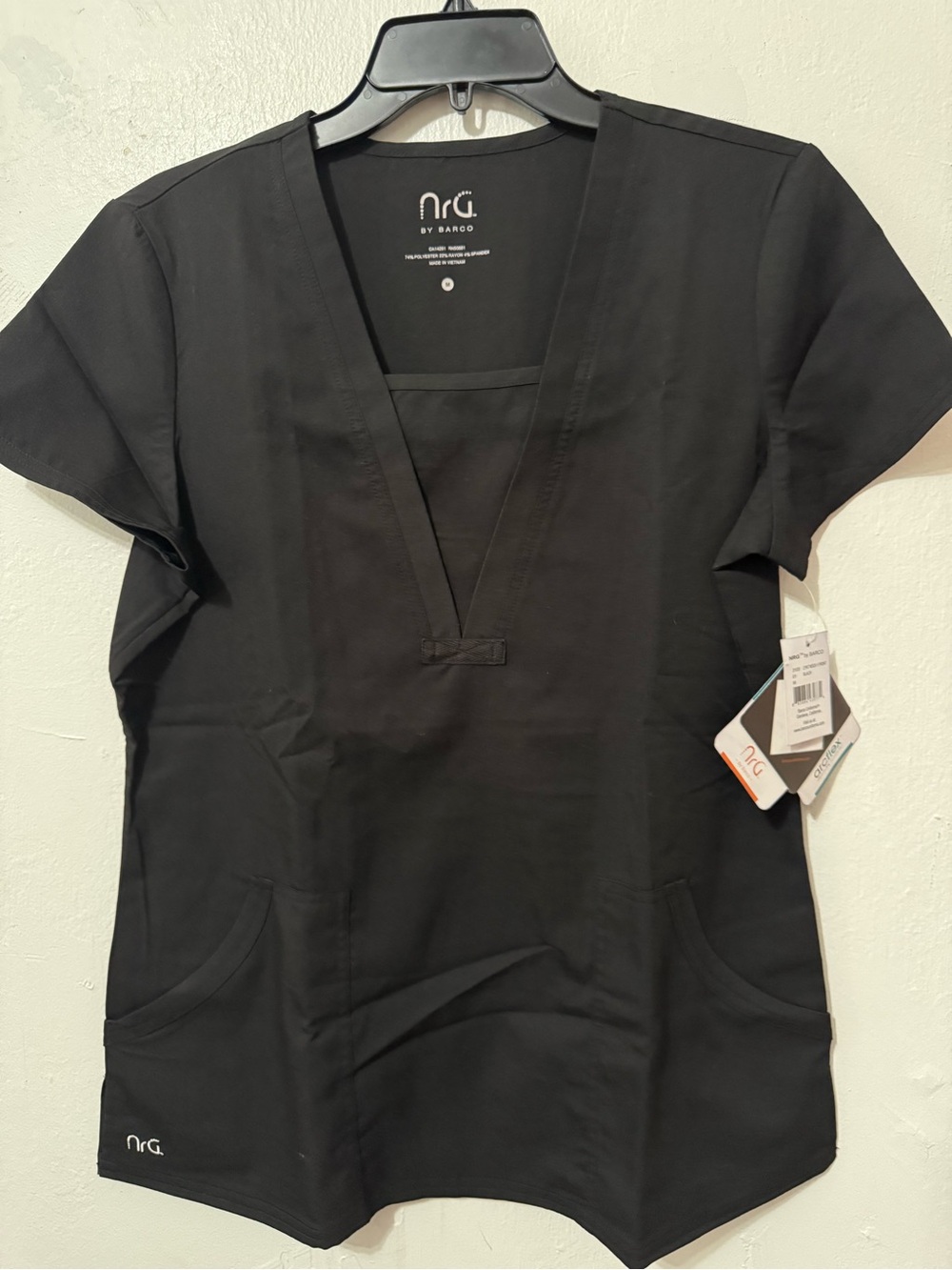 NrG by Barco Women's Black 2 Pocket  V-neck Scrub Top Medium Medical Nursing NWT